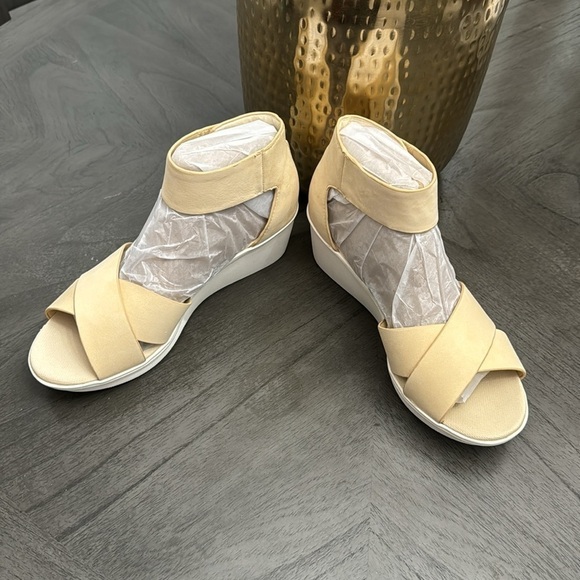 NATURALIZER Riviera Ankle Strap Wedge Sandals Women's Shoes In Honey (WIDE) - Picture 6 of 7